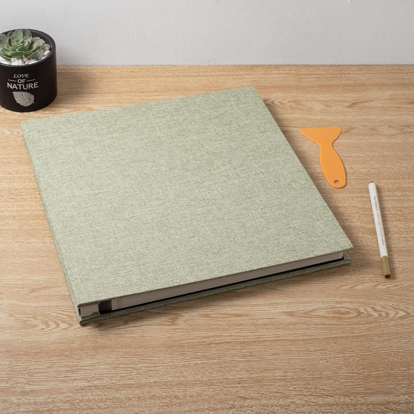 Large Photo Album Self Adhesive Scrapbook Album for 4×6 5×7 8×10 Pictures DIY Magnetic Linen Cover Album 40 Pages for Family Wedding Gifts with Metal Pen and Plastic Board
